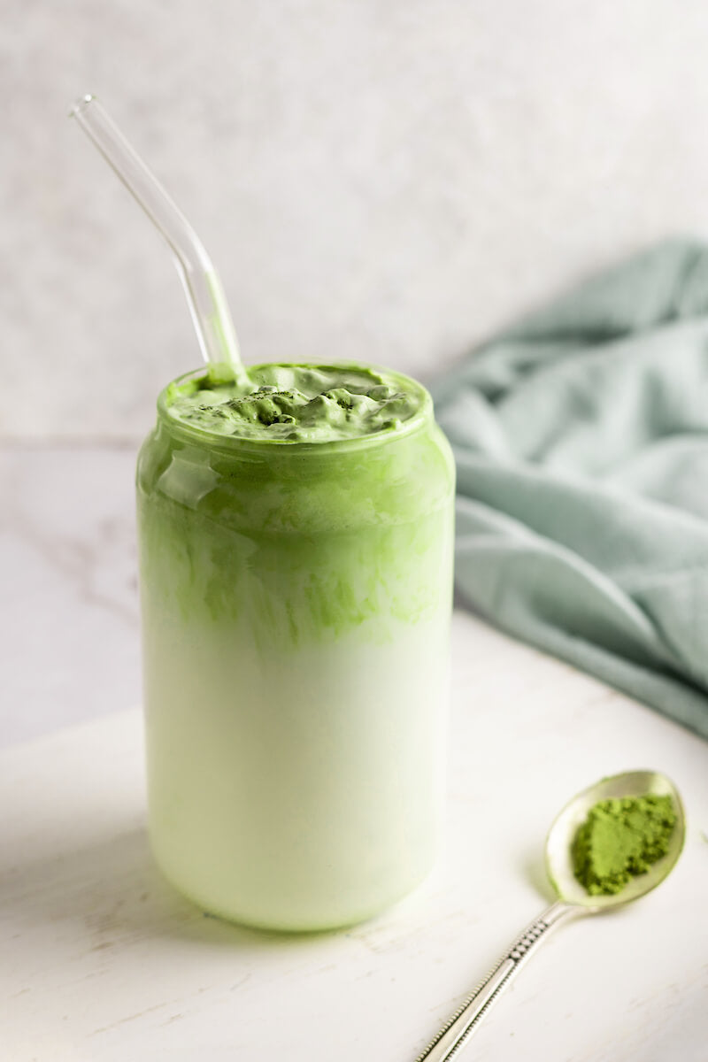 Cremiger Matcha Latte im Glas