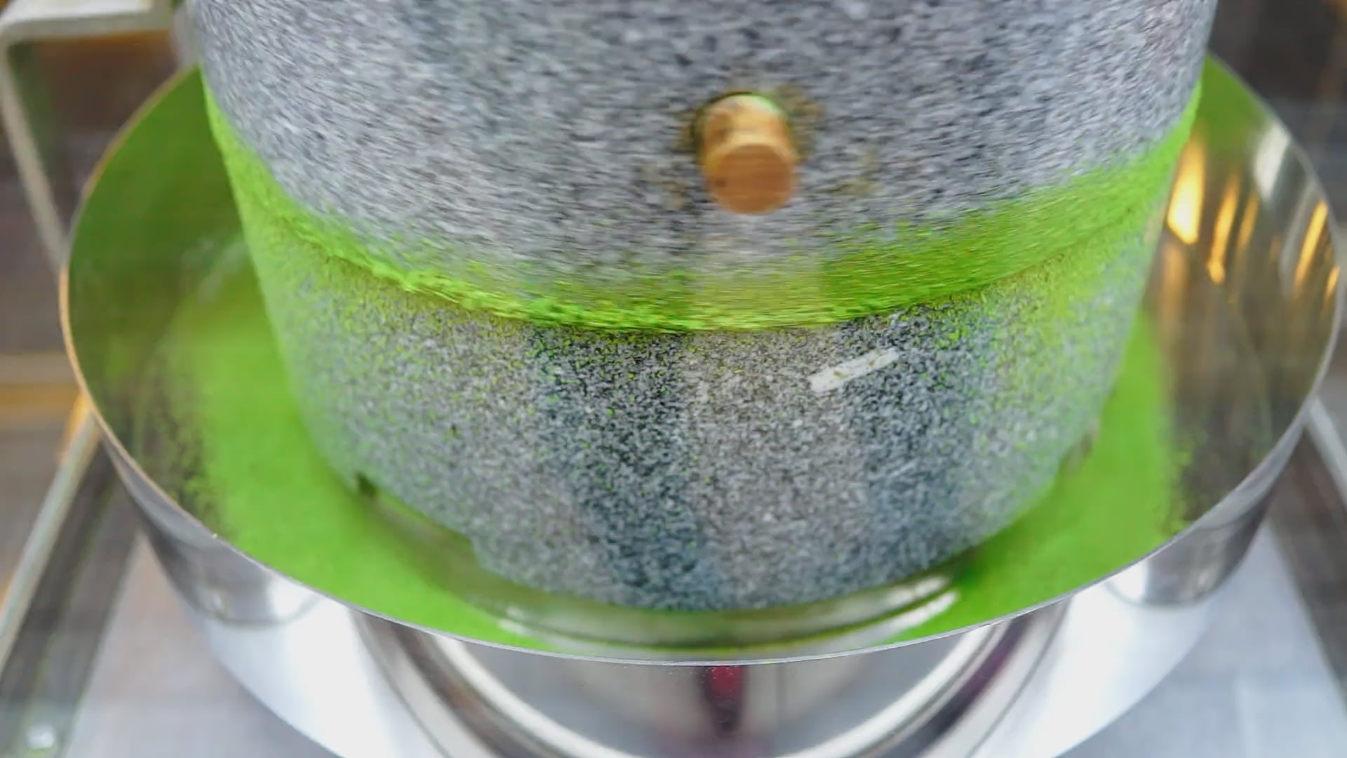 Video laden: In einer Granit-Steinmühle wird Matcha Pulver hergestellt.