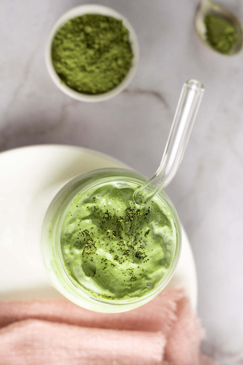 Cremiger Matcha Smoothie in einem Glas von oben fotografiert 